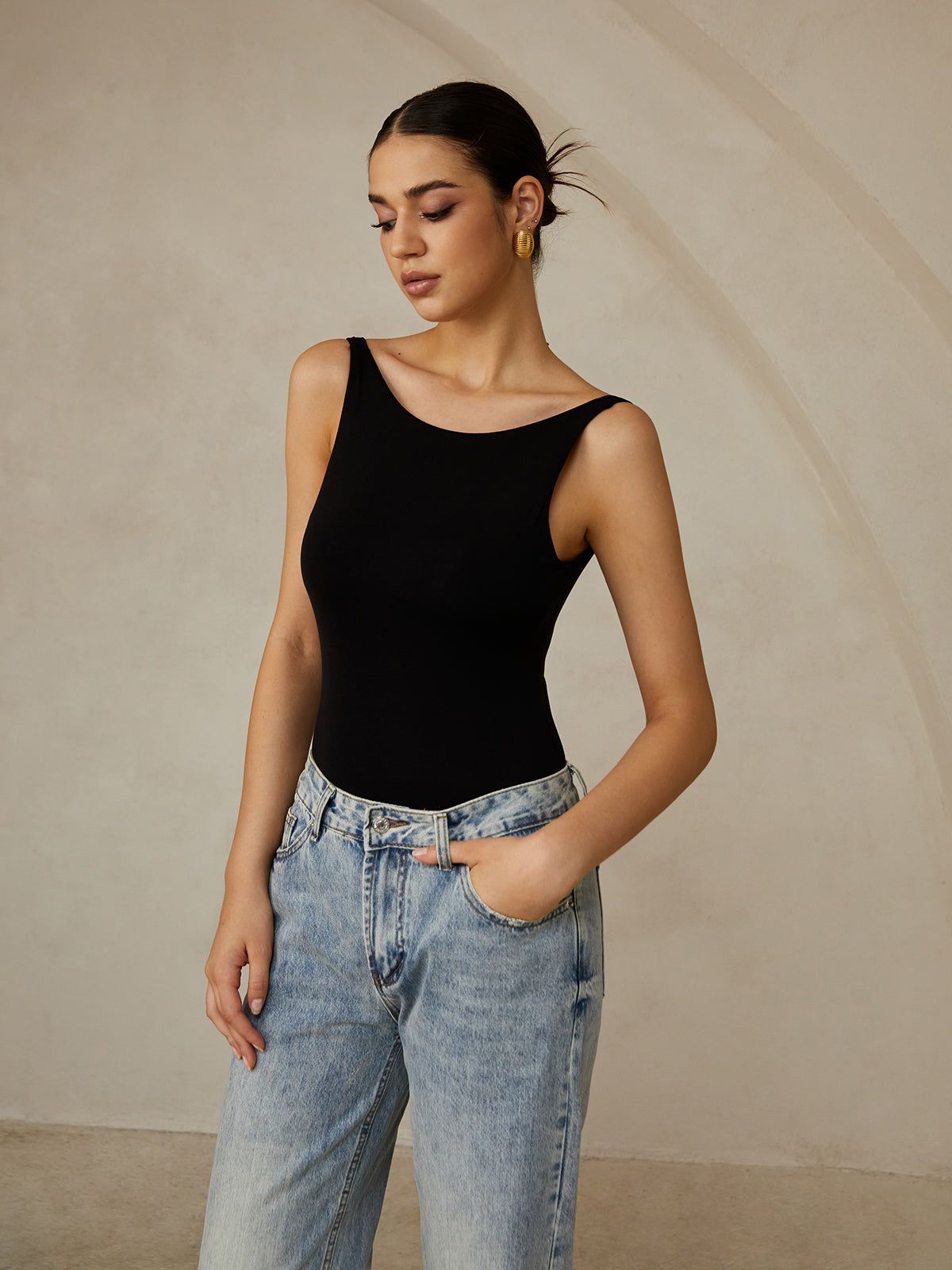 Sırtı Açık Kolsuz Body