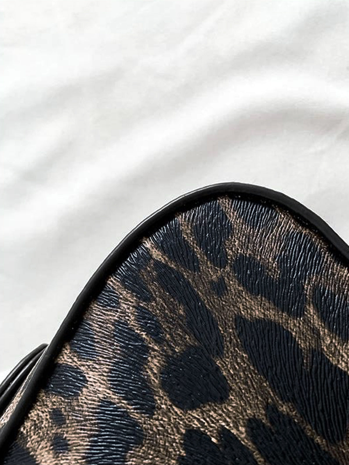 Leopar Desenli Tokalı Kapaklı Koltuk Altı Çantası