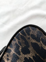 Leopar Desenli Tokalı Kapaklı Koltuk Altı Çantası
