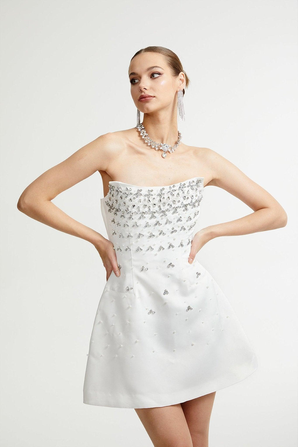Radiance Elegance Beyaz Taş İşlemeli Straplez Mini Elbise